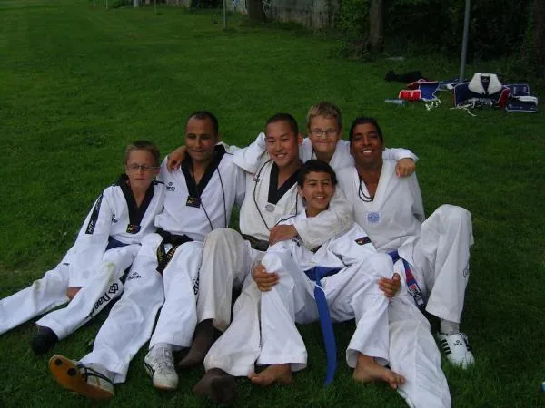 Groupe assis dans l’herbe pendant le stage d’été